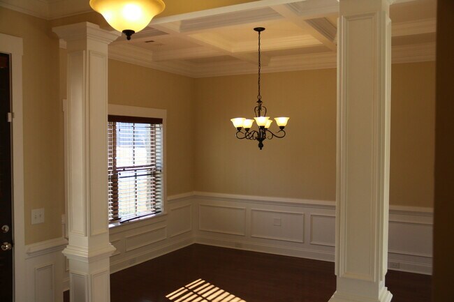 Building Photo - Executive Rental in Cypress Point S/D