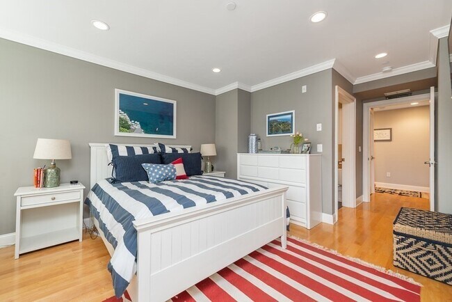 Building Photo - 880 E 2nd St