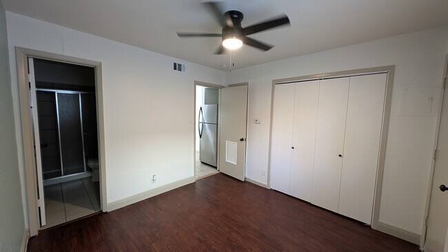 Building Photo - 1010 W 23rd St