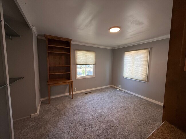 Building Photo - 1137 Pando Ave