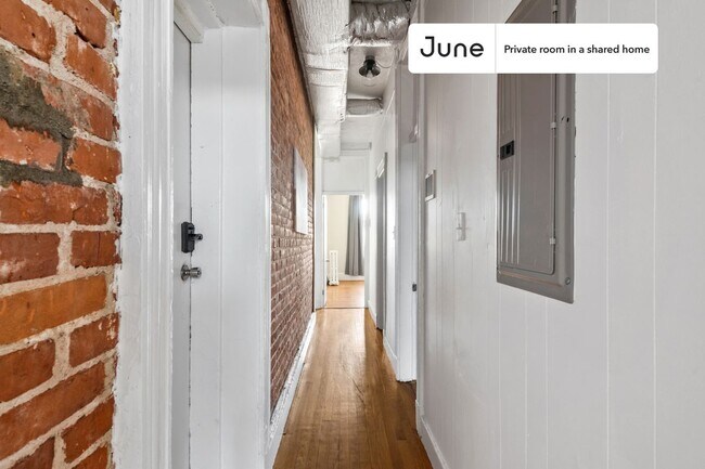 Building Photo - Room in Shared 4 bed/1 bath home