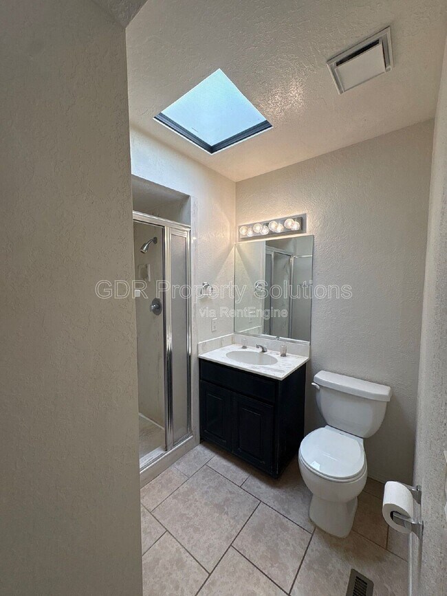 Building Photo - 5828 Elmwood Dr NE