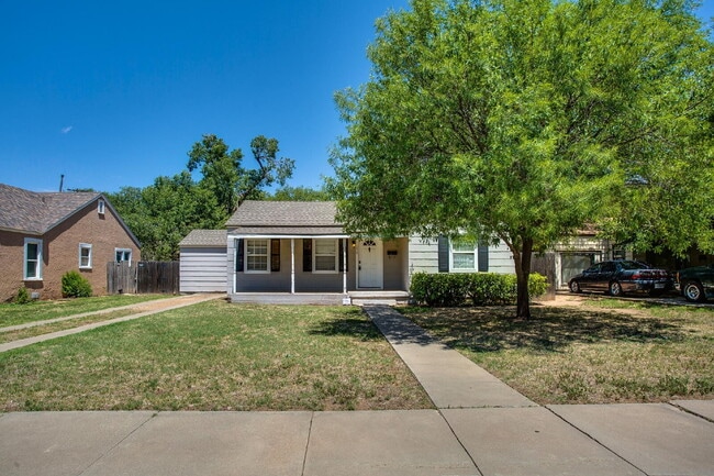 Primary Photo - Large 4 bedroom in Tech Terrace ready to c...