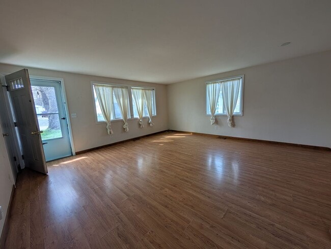 Building Photo - Light & bright 3 bedroom Orchards house