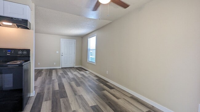 Building Photo - 2 bedroom 1 bath duplex