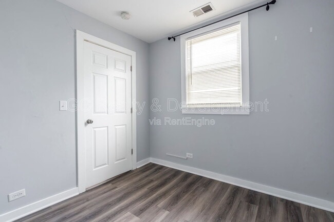 Building Photo - 2928 N Ridgeway Ave