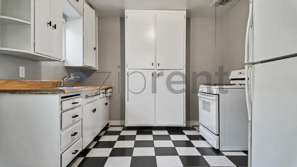 Building Photo - Unit 1