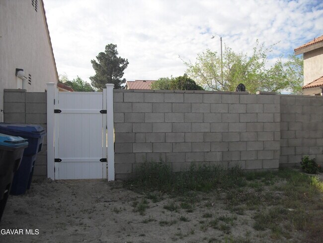 Building Photo - 5350 Blue Sage Dr