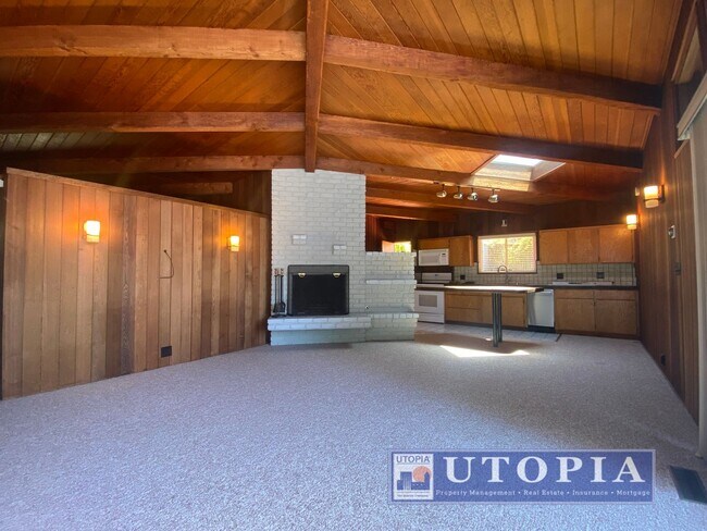 Building Photo - Sunny, Spacious, Home Near Sunny Cove Beach