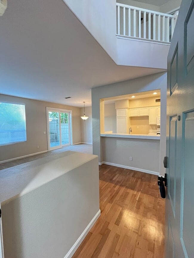 Building Photo - LOVELY 2 STORY DETACHED HOME WITH LARGE LOFT, DIRECT ACCESS 2 CAR GARAGE