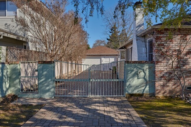 Building Photo - Newer Construction 2 Bedroom 2 Bath Home 2...