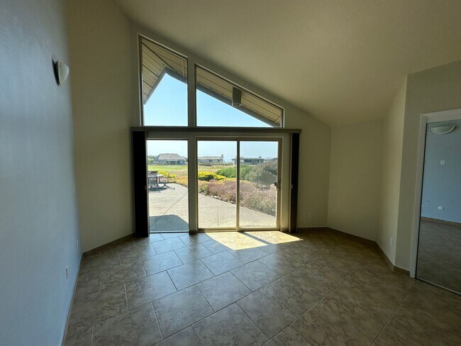 Building Photo - Stunning Home with Breathtaking Golf Cours...