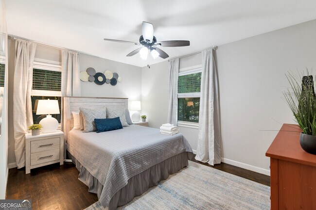 Building Photo - 240 Lake Dr