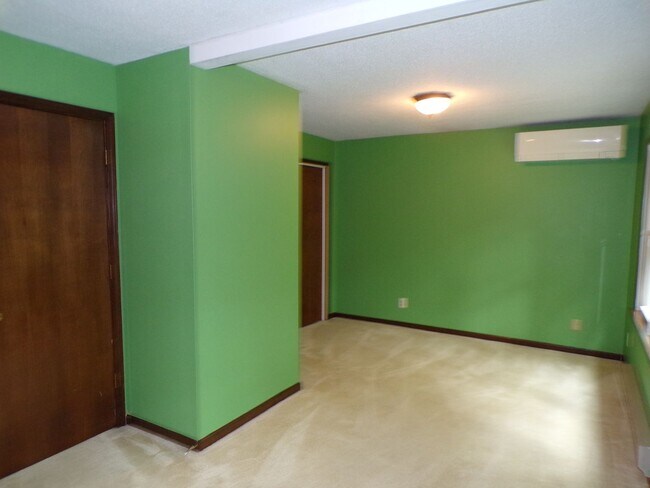 Building Photo - Unique 2 Bed 2.5 Bath Country Home!