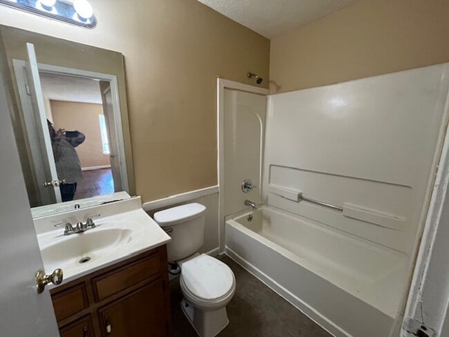 Building Photo - Renovated 3 Bedroom 2 Bath Home for Rent!!...