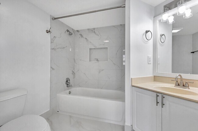 Building Photo - 400 Crestwood Ct N