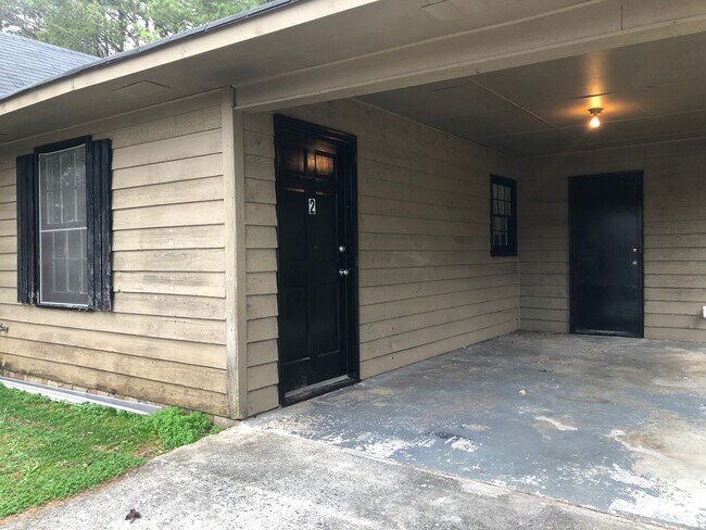 Building Photo - 515 Chateau Dr SE