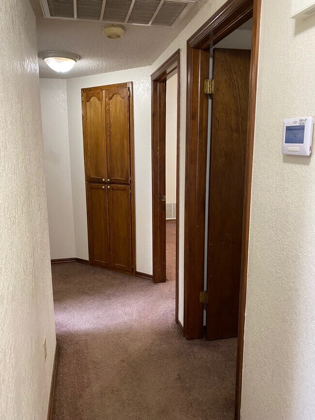 Building Photo - 2122 Meench Dr