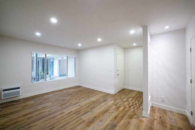 Primary Photo - Shiny and NEW! Newly Reno'd 940 Sqft 2 Bed...