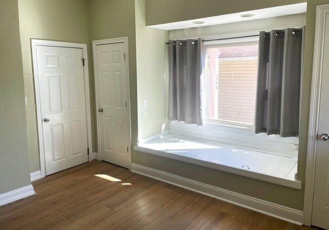 Building Photo - 264 W 8th St