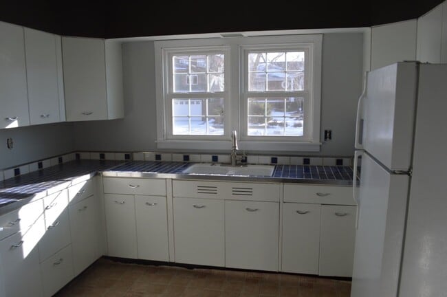 Building Photo - 3 Bedroom House