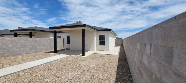 Building Photo - ra2720