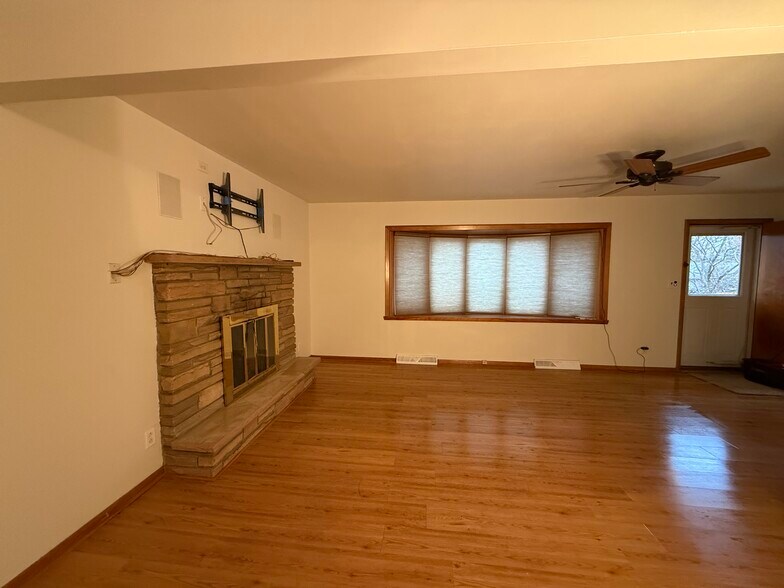 Building Photo - 522 Skylark Dr