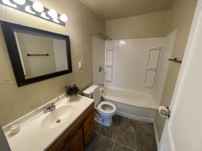 Bathroom - 1001 Farley St