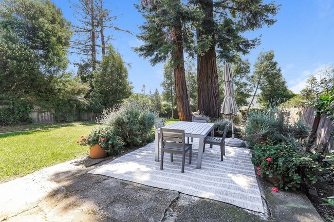 Building Photo - Furnished 1920 Craftsman Bungalow Available In The Dimond District!