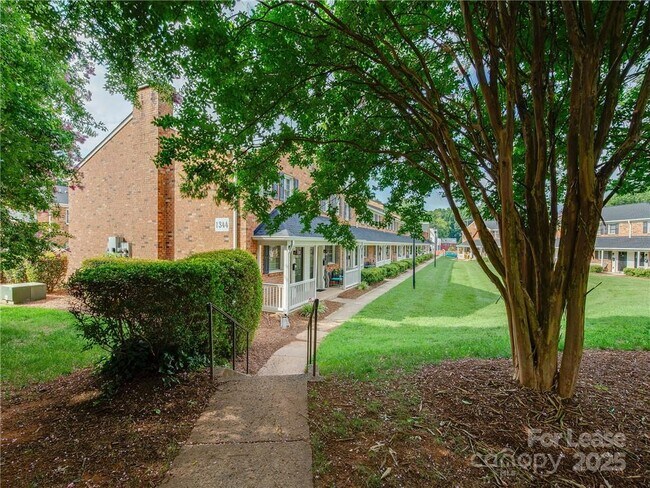 Building Photo - 1344 Green Oaks Ln