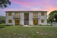 Building Photo - Adorable home in the heart of Palm Bay!