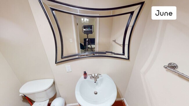 Building Photo - ROOM ONLY in 8-bed/3.5-bath Home