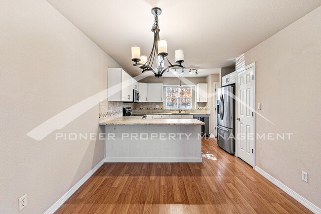 Building Photo - Spacious Townhouse with Fenced Patio and W...