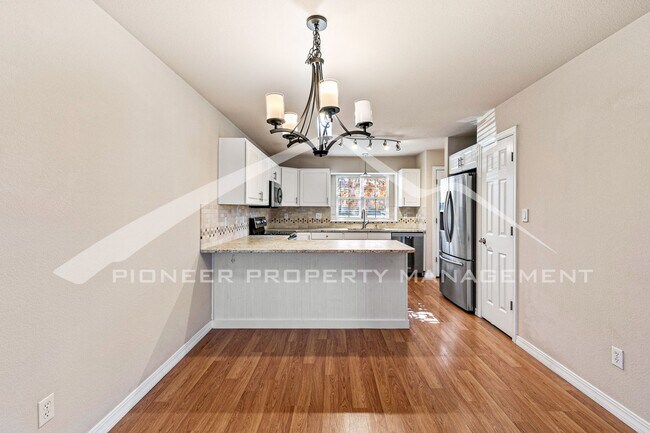 Building Photo - Spacious Townhouse with Fenced Patio and Washer/Dryer