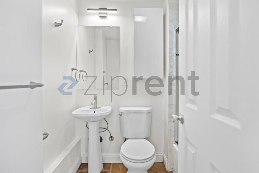 Building Photo - Unit B