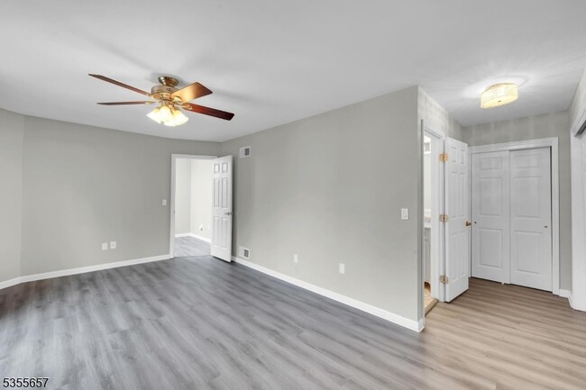 Building Photo - 8 Delbarton Ct