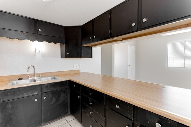 Building Photo - Charming & Cozy 2-Bedroom Upstairs Apartment – Bright, Comfortable & Full of Character!