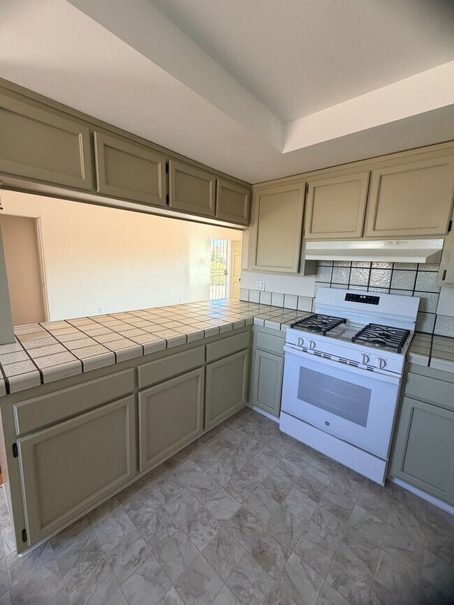 Building Photo - Lovely 2 bedroom with attached Garage