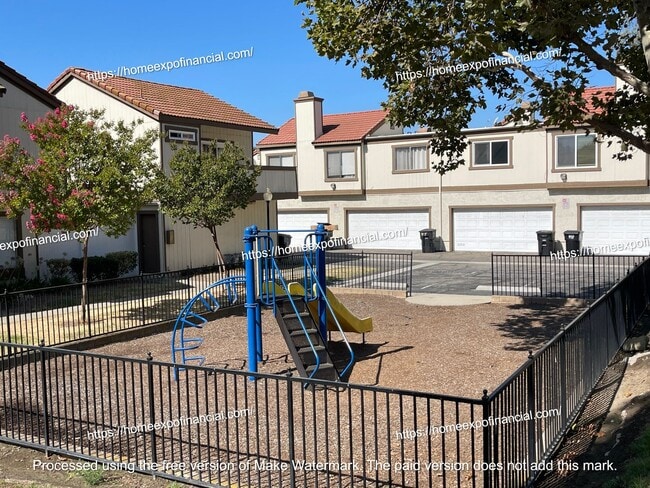 Building Photo - 1220 S Cypress Ave