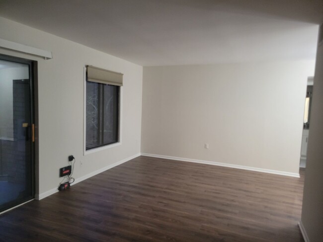 Building Photo - Charming 1 BR/1 BA Condo in Greenbelt!