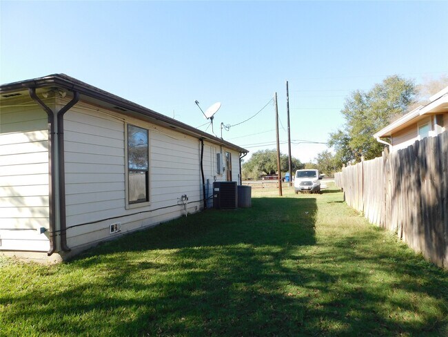 Building Photo - 13203 US-59