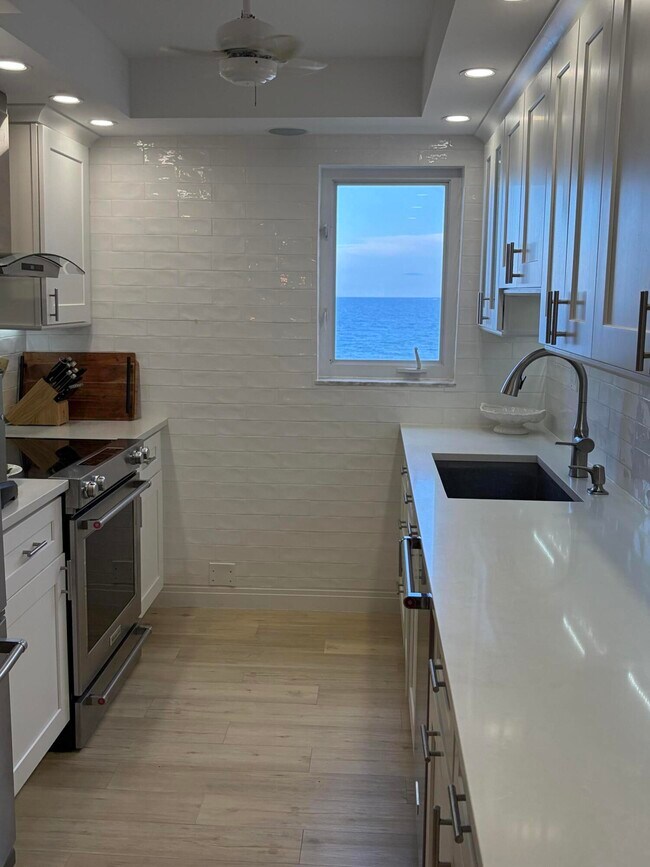 Building Photo - 3221 S Ocean Blvd