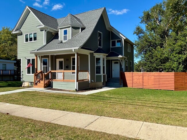 Building Photo - 473 E Elm St