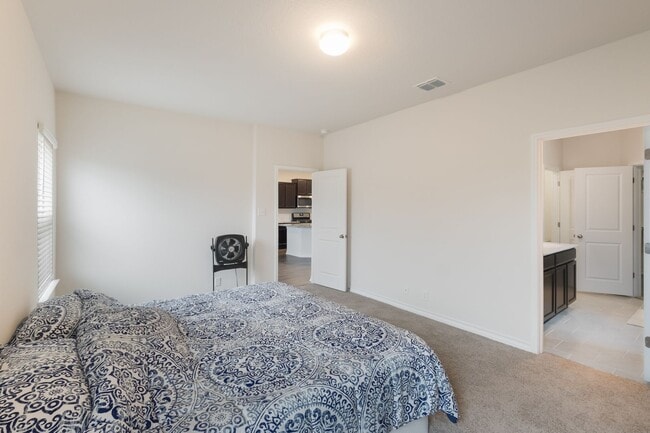 Building Photo - Private Cul-de-Sac Living with Spacious Backyard