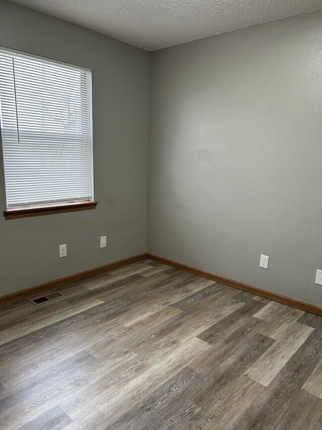 Building Photo - 812 E Jackson St