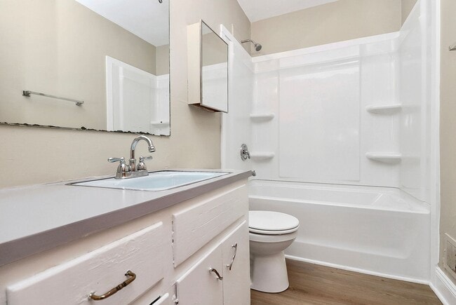 Building Photo - Beautifully Updated Two Bedroom Duplex