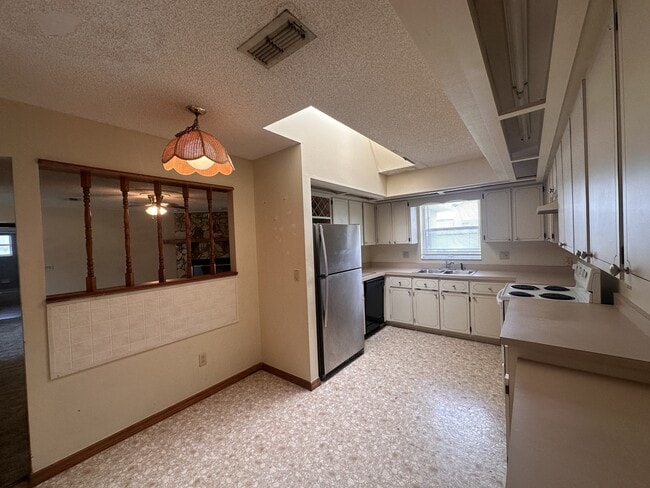 Building Photo - 13502 SW 43rd Cir