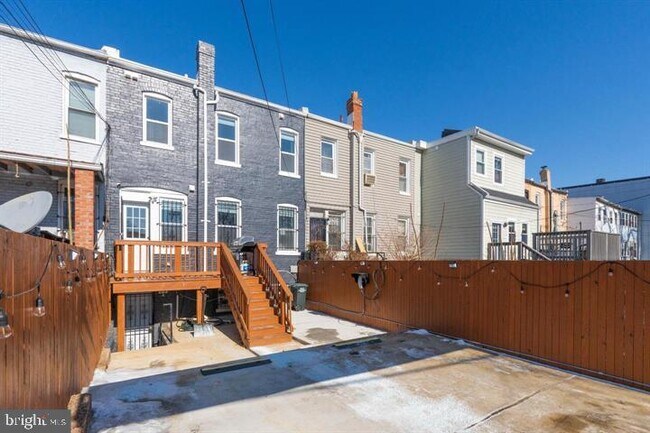 Building Photo - 444 Kenyon St NW