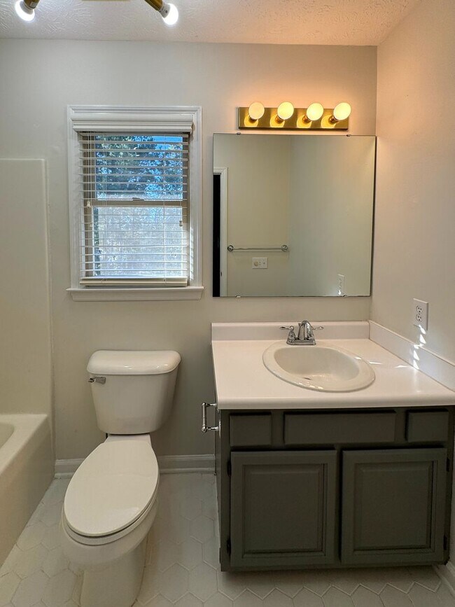 Building Photo - Charming 3 Bed, 2.5 Bath Home with a Bonus...