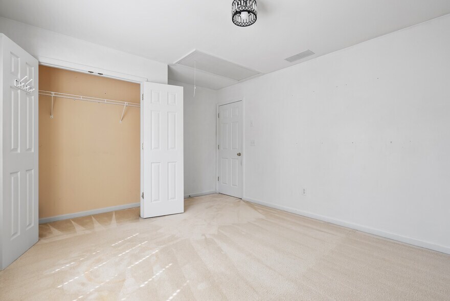 Building Photo - 847 Edgeley Ln